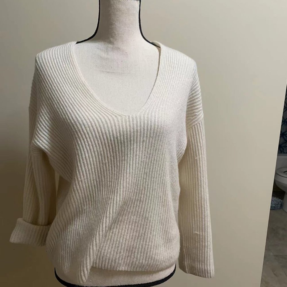 COPY - Everlane cashmere v-neck ribbed sweater